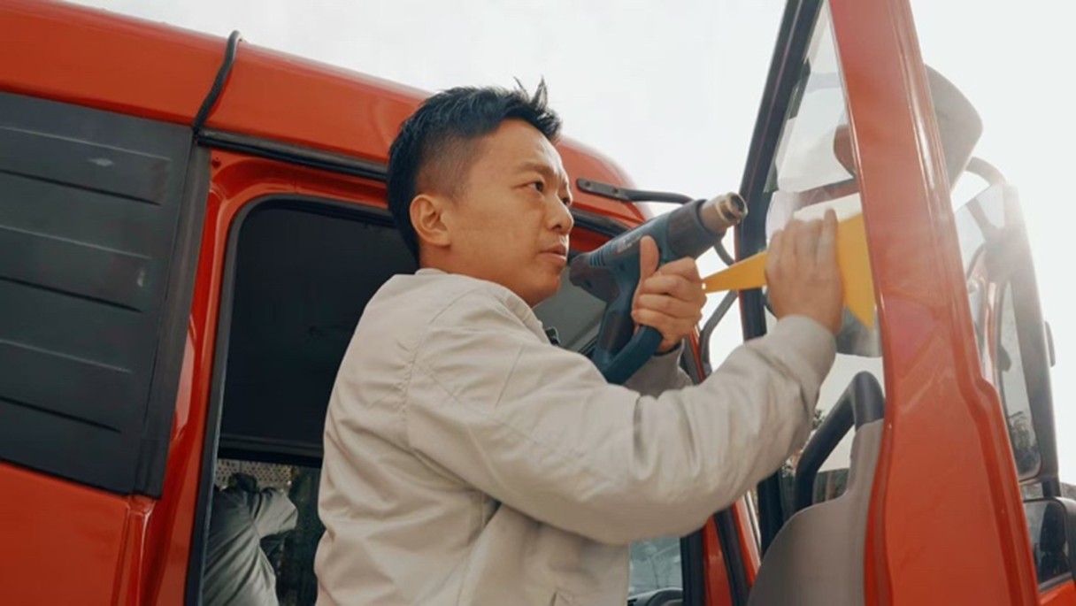 图为威固“汽车人守护计划”贴装现场