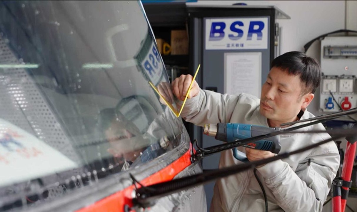 图为威固“汽车人守护计划”贴装现场